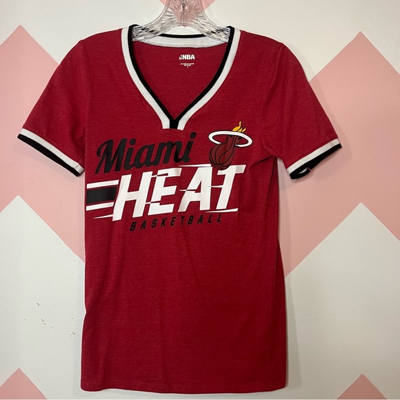 Small Miami Heat Basketball Women’s Tshirt - Picture 1 of 4